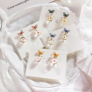 スタッドピアス レディース 女性用 アクセサリー 揺れる フェイクパール お花 フラワー リボンモチーフ ちょうちょ結び カジュアル ナチュラル 大人かわいい キュート おしゃれ 耳飾り 普段使い 婦人 普段使い ファッション小物 プレゼント 贈り物 ギフト 誕生日 記念日 お出かけ プチギフト 記念日 グリーン 緑 オレンジ ピンク グレー 灰