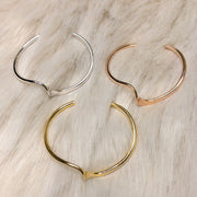 バングル ブレスレット アクセサリー レディース 女性 腕輪 波 ウェーブ シンプル おしゃれ ギフト プレゼント 贈り物 ファッション雑貨