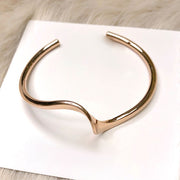 バングル ブレスレット アクセサリー レディース 女性 腕輪 波 ウェーブ シンプル おしゃれ ギフト プレゼント 贈り物 ファッション雑貨
