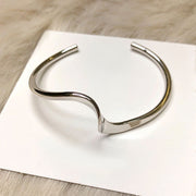 バングル ブレスレット アクセサリー レディース 女性 腕輪 波 ウェーブ シンプル おしゃれ ギフト プレゼント 贈り物 ファッション雑貨