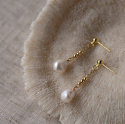 ピアス レディース アクセサリー スタッドピアス 女性用 フェイクパール ゆれる きれいめ 上品 おしゃれ ギフト プレゼント 耳飾り