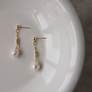 ピアス レディース アクセサリー スタッドピアス 女性用 フェイクパール ゆれる きれいめ 上品 おしゃれ ギフト プレゼント 耳飾り