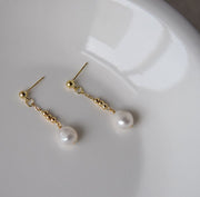 ピアス レディース アクセサリー スタッドピアス 女性用 フェイクパール ゆれる きれいめ 上品 おしゃれ ギフト プレゼント 耳飾り