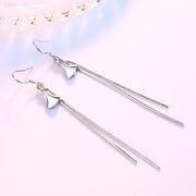 フックピアス ロングピアス レディース アクセサリー 耳飾り チェーン 扇形 イチョウ型 揺れる 可愛い おしゃれ シルバーカラー 女性用 婦人 外出 お出掛け デート ギフト 記念日 誕生日 贈り物 プレゼント ファッション小物 服飾小物
