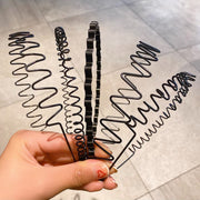 カチューシャ レディース メンズ ユニセックス ヘアアクセサリー 髪飾り オールバック 髪留め 前髪 洗顔 細め 波型 ウェーブ 単色 シンプル 黒 男女兼用