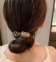 シュシュ ヘアゴム 髪ゴム レディース 女性 ヘアアクセサリー 髪留め 髪飾り まとめ髪 ビジュー スクエア キラキラ シンプル 仕事 職場 ブラック 黒 ブラウン 茶 大人 使いまわし お洒落 かわいい ファッション小物 入学式 卒業式