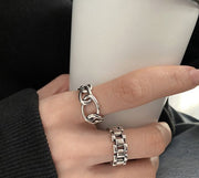 オープンリング 指輪 フリーサイズ レディース 女性 アクセサリー ファッションリング シンプル 重ね付け 手作り感 レトロ感 シルバーカラー Cリング ベルト チェーン チャーム ハンドメイド風 普段使い おしゃれ 彼女 妻 嫁 恋人 友達 婦人 ガールズ ギフト 贈り物 母の日 ホワイトデー