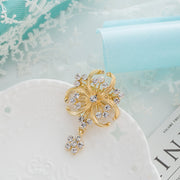 ブローチ アクセサリー レディース 女性用 雪の結晶 ラインストーン ゴールドカラー 金色 キラキラ かわいい おしゃれ 華やか 大人女子 上品 綺麗 ギフト プレゼント 発表会 お呼ばれ パーティー 記念日 誕生日 贈り物