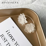 ピアス スタッドピアス イヤリング イヤークリップ レディース 女性 アクセサリー 耳飾り イヤーカフ ノンホールピアス フラワー 花 クリアカラー 透明 スケルトン かわいい キュート シンプル ガーリー 華やか お出かけ お呼ばれ プレゼント ギフト 白 紫 橙