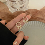 スタッドピアス アクセサリー レディース 女性用 ファッション小物 フェイクパール リボン サークル ラウンド 蝶々結び おしゃれ かわいい エレガント 上品 プレゼント ギフト 誕生日 記念日 デイリー お出かけ