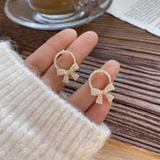 スタッドピアス アクセサリー レディース 女性用 ファッション小物 フェイクパール リボン サークル ラウンド 蝶々結び おしゃれ かわいい エレガント 上品 プレゼント ギフト 誕生日 記念日 デイリー お出かけ