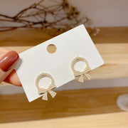 スタッドピアス アクセサリー レディース 女性用 ファッション小物 フェイクパール リボン サークル ラウンド 蝶々結び おしゃれ かわいい エレガント 上品 プレゼント ギフト 誕生日 記念日 デイリー お出かけ