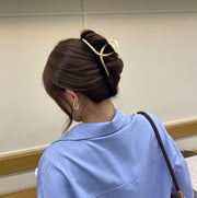 バンスクリップ ヘアクリップ レディース 大人 ヘアアクセサリー 髪留め シンプル 大きめ しっかり クロス ツイスト ゴールドカラー 髪飾り まとめ髪 ヘアアレンジ カジュアル おしゃれ お洒落 普段使い デイリー 女性 婦人 彼女 妻 友達 ギフト 贈り物 母の日 敬老の日 ホワイトデー