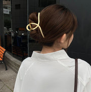 バンスクリップ ヘアクリップ レディース 大人 ヘアアクセサリー 髪留め シンプル 大きめ しっかり クロス ツイスト ゴールドカラー 髪飾り まとめ髪 ヘアアレンジ カジュアル おしゃれ お洒落 普段使い デイリー 女性 婦人 彼女 妻 友達 ギフト 贈り物 母の日 敬老の日 ホワイトデー