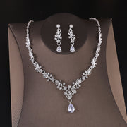 ネックレス ピアス イヤリング 2点セット アクセサリー レディース 女性用 ラインストーン キラキラ フラワー 華やか おしゃれ ゴージャス ドレス パーティー きれいめ 可愛い シルバーカラー