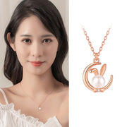 ネックレス ペンダント アクセサリー レディース 女性 首飾り ウサギ 月 ムーン フェイクパール ラインストーン かわいい キュート おしゃれ 上品 きれいめ プレゼント ギフト 記念日 誕生日 ローズゴールド シルバーカラー