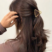 ヘアクリップ バンスクリップ レディース ヘアアクセサリー 髪飾り 髪留め 三角 トライアングル マーブル べっ甲柄 上品 可愛い シンプル まとめ髪 ヘアアレンジ カジュアル デイリー 普段使い おしゃれ かわいい お出かけ ワニクリップ ファッション小物 雑貨 メタル ピンク ブラック ベージュ ゴールドカラー