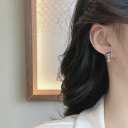 ピアス スタッドピアス 単品 レディース 女性 婦人 アクセサリー 耳飾り 蝶 バタフライ フェミニン キュート 大人女子 上品 きれいめ シンプル オフィス 可愛い 小ぶり ブラック シルバーカラー