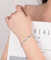 ブレスレット レディース アクセサリー 腕輪 プレゼント 上品 小さめ チャーム チェーン 雪の結晶 ラインストーン 花 フラワー アジャスター 華奢 細い 長さ調節可能 ブルー ホワイト シルバーカラー 普段使い お出かけ お呼ばれ おしゃれ かわいい きれいめ 女性 彼女 妻 嫁 大人女子 婦人 ガールズ ギフト 贈り物 誕生日 記念日 母の日 ホワイトデー クリスマス