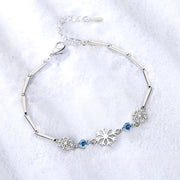 ブレスレット レディース アクセサリー 腕輪 プレゼント 上品 小さめ チャーム チェーン 雪の結晶 ラインストーン 花 フラワー アジャスター 華奢 細い 長さ調節可能 ブルー ホワイト シルバーカラー 普段使い お出かけ お呼ばれ おしゃれ かわいい きれいめ 女性 彼女 妻 嫁 大人女子 婦人 ガールズ ギフト 贈り物 誕生日 記念日 母の日 ホワイトデー クリスマス