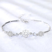 ブレスレット レディース アクセサリー 腕輪 プレゼント 上品 小さめ チャーム チェーン 雪の結晶 ラインストーン 花 フラワー アジャスター 華奢 細い 長さ調節可能 ブルー ホワイト シルバーカラー 普段使い お出かけ お呼ばれ おしゃれ かわいい きれいめ 女性 彼女 妻 嫁 大人女子 婦人 ガールズ ギフト 贈り物 誕生日 記念日 母の日 ホワイトデー クリスマス