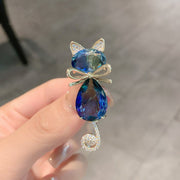 ブローチ レディース アクセサリー コサージュ ピンバッジ ストーン 猫モチーフ ネコ 子猫 キラキラ 可愛い ギフト
