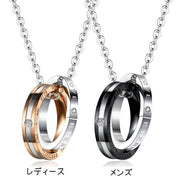 ペアネックレス 首飾り ペンダント お揃い レディース 女性 メンズ 男性 アクセサリー ラインストーン リング ダブルリング 輪っか 文字入り ジュエリー チェーン ファッション小物 おしゃれ キラキラ シンプル カップル ペアアクセサリー お出かけ ギフト プレゼント 贈り物 黒 金色 銀色