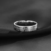 オープンリング 指輪 フリーサイズ メンズ アクセサリー ファッションリング 誕生日 プレゼント シンプル 刻印 ロゴ 重ね付け Cリング 平打ち シルバーカラー 普段使い お出かけ お呼ばれ おしゃれ お洒落 かっこいい カッコイイ 男性 彼氏 夫 旦那 恋人 友達 紳士 ボーイズ ギフト 贈り物 父の日 バレンタインデー