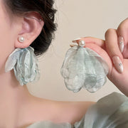 ピアス フラワー 花びら スタッドピアス レディース 女性 アクセサリー バックキャッチ シフォン 耳飾り パール調 揺れる 上品 大ぶり 花 フェイクパール かわいい シンプル きれいめ お出かけ お呼ばれ プレゼント ギフト
