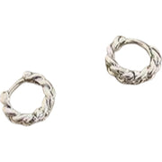 ピアス フープピアス レディース アクセサリー リング ワンタッチ 中折れ キャッチレス 開閉式 チェーン ツイスト シンプル レトロ感 上品 おしゃれ お洒落 重ね付け デイリー 普段使い 女性 婦人 彼女 夫 妻 友達 プレゼント ギフト 贈り物 母の日 誕生日 記念日 ホワイトデー バレンタインデー
