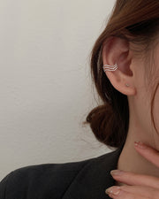 イヤーカフ 単品 片耳用 イヤークリップ イヤリング レディース 女性用 アクセサリー ノンホール 3連 シンプル 輪っか ウェーブ ツイスト 重ね付け ギフト プレゼント 贈り物 エレガント フェミニン オフィス デート 記念日 誕生日 女子会 シルバーカラー