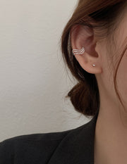 イヤーカフ 単品 片耳用 イヤークリップ イヤリング レディース 女性用 アクセサリー ノンホール 3連 シンプル 輪っか ウェーブ ツイスト 重ね付け ギフト プレゼント 贈り物 エレガント フェミニン オフィス デート 記念日 誕生日 女子会 シルバーカラー
