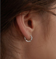ピアス フープピアス リングピアス 単品 片耳用 レディース 女性 アクセサリー ねじり シンプル おしゃれ 大人可愛い 普段使い お出かけ ギフト プレゼント 婦人用