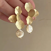 ピアス 両耳用 レディース 女性用 アクセサリー 花びら 葉 大きめ 揺れる 上品 エレガント 華やか ゴールドカラー おしゃれ