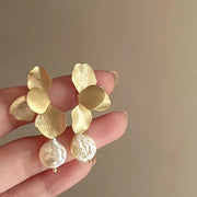 ピアス 両耳用 レディース 女性用 アクセサリー 花びら 葉 大きめ 揺れる 上品 エレガント 華やか ゴールドカラー おしゃれ