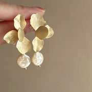 ピアス 両耳用 レディース 女性用 アクセサリー 花びら 葉 大きめ 揺れる 上品 エレガント 華やか ゴールドカラー おしゃれ