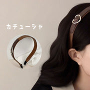 カチューシャ ヘアアクセサリー レディース 女性 婦人 髪飾り 髪留め まとめ髪 ヘアアレンジ レザー調 ベルト風 ハート フェイクレザー 幅広 かわいい おしゃれ ナチュラル シンプル カジュアル きれいめ かわいい お出かけ プレゼント 茶