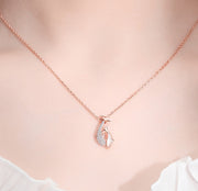 ネックレス ペンダント レディース 女性 アクセサリー チェーン イルカ ラインストーン キラキラ シルバーカラー ゴールドカラー おしゃれ 可愛い 首飾り お出かけ 普段使い ギフト プレゼント ファッション小物