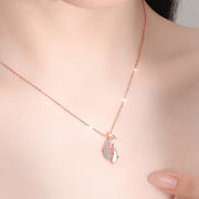 ネックレス ペンダント レディース 女性 アクセサリー チェーン イルカ ラインストーン キラキラ シルバーカラー ゴールドカラー おしゃれ 可愛い 首飾り お出かけ 普段使い ギフト プレゼント ファッション小物