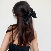 バレッタ レディース ヘアアクセサリー 髪飾り 髪留め リボン 蝶結び 大きめ 光沢感 存在感 上品 シンプル カジュアル フォーマル ヘアアレンジ まとめ髪 デイリー 普段使い お出かけ おしゃれ かわいい エレガント ファッション小物 雑貨 女性 レッド ブラック ホワイト ピンク パープル アズキ グレー