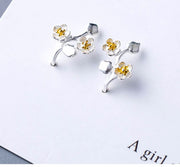 フックピアス 両耳用 レディース アクセサリー 女性用 小粒 小さめ シンプル フラワー 梅 花 おしゃれ かわいい 上品 フェミニン オフィス お出かけ デート カジュアル デイリー ギフト プレゼント 贈り物 普段使い 婦人用