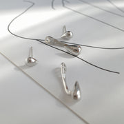 ピアス スタッドピアス バックキャッチ レディース 女性 アクセサリー 耳飾り 雫型 ドロップ型 しずく 単色 シンプル 小ぶり かわいい おしゃれ 上品 きれいめ 華奢 プレゼント ギフト 贈り物 記念日 誕生日 金色 銀色