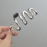 ヘアクリップ バンスクリップ レディース 女性 婦人 ヘアアクセサリー 波型 ウェーブ 髪留め 髪飾り まとめ髪 ヘアアレンジ 無地 単色 シルバーカラー ゴールドカラー シンプル おしゃれ かわいい きれいめ ユニーク 普段使い おでかけ