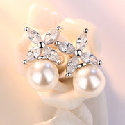 ピアス スタッドピアス アクセサリー レディース ラインストーン フェイクパール シルバーカラー 銀色 キラキラ かわいい おしゃれ ギフト 記念日 誕生日 プレゼント 贈り物 ファッション小物 女性用