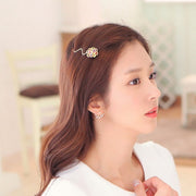 ピアス スタッドピアス バックキャッチピアス レディース 女性 アクセサリー ラインストーン キラキラ リーフ 葉 お洒落 おしゃれ かわいい 普段使い デイリー お出かけ 耳飾り ギフト プレゼント 婦人用