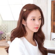 ピアス スタッドピアス バックキャッチピアス レディース 女性 アクセサリー ラインストーン キラキラ リーフ 葉 お洒落 おしゃれ かわいい 普段使い デイリー お出かけ 耳飾り ギフト プレゼント 婦人用