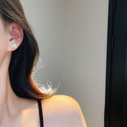 スタッドピアス レディース 女性用 アクセサリー ゴールドカラー キラキラ お花 フラワーモチーフ クリア 透明 存在感 高見え カジュアル おしゃれ 大人可愛い かわいい 耳飾り 普段使い 婦人 普段使い ファッション小物 プレゼント 贈り物 ギフト お出かけ プチギフト 誕生日 記念日 キュート