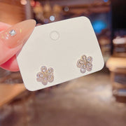 スタッドピアス レディース 女性用 アクセサリー ゴールドカラー キラキラ お花 フラワーモチーフ クリア 透明 存在感 高見え カジュアル おしゃれ 大人可愛い かわいい 耳飾り 普段使い 婦人 普段使い ファッション小物 プレゼント 贈り物 ギフト お出かけ プチギフト 誕生日 記念日 キュート