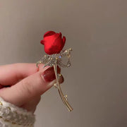 ブローチ アクセサリー レディース 女性 ラインストーン ローズ バラ 花 かわいい おしゃれ 大人女子 上品 綺麗 ギフト プレゼント 発表会 記念日 誕生日 贈り物 ファッション 雑貨 小物
