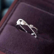指輪 オープンリング レディース アクセサリー ファッションリング フェイクパール クロス ねじれ 上品 おしゃれ 女性用 婦人用 服飾小物 プレゼント 誕生日 記念日 贈り物 ギフト お出かけシーン